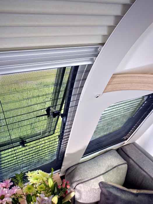 GT75 420 - FlyScreen & Blinds